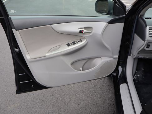 Used 2013 Toyota Corolla LE image 13