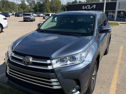 Used 2018 Toyota Highlander Plus w/ Carpet Mat Package (TMS) AWD/4WD image 1