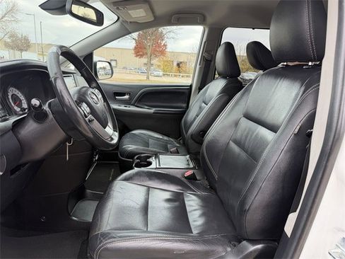 Used 2018 Toyota Sienna SE image 23