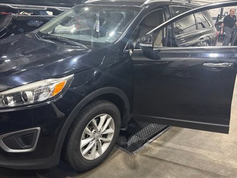 Used 2016 Kia Sorento FWD image 1