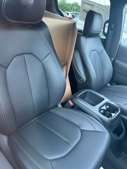 New 2025 Chrysler Pacifica Select w/ Fav Edition Package FWD image 9