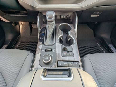 Used 2021 Toyota Highlander Limited image 25