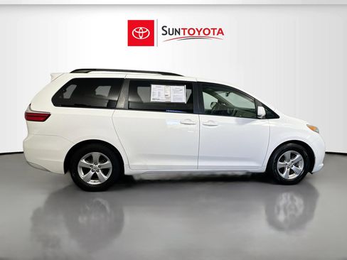 Used 2016 Toyota Sienna LE image 2