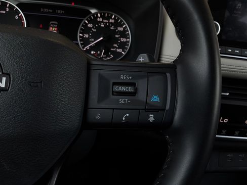 Used 2025 Nissan Rogue SV FWD image 34