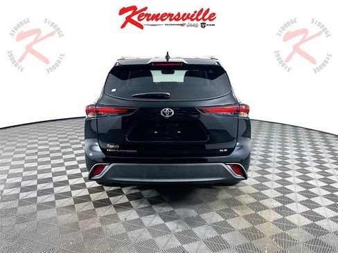 Used 2025 Toyota Highlander XLE image 6