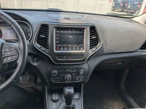 Used 2019 Jeep Cherokee Trailhawk w/ Comfort/Convenience Group AWD/4WD image 3