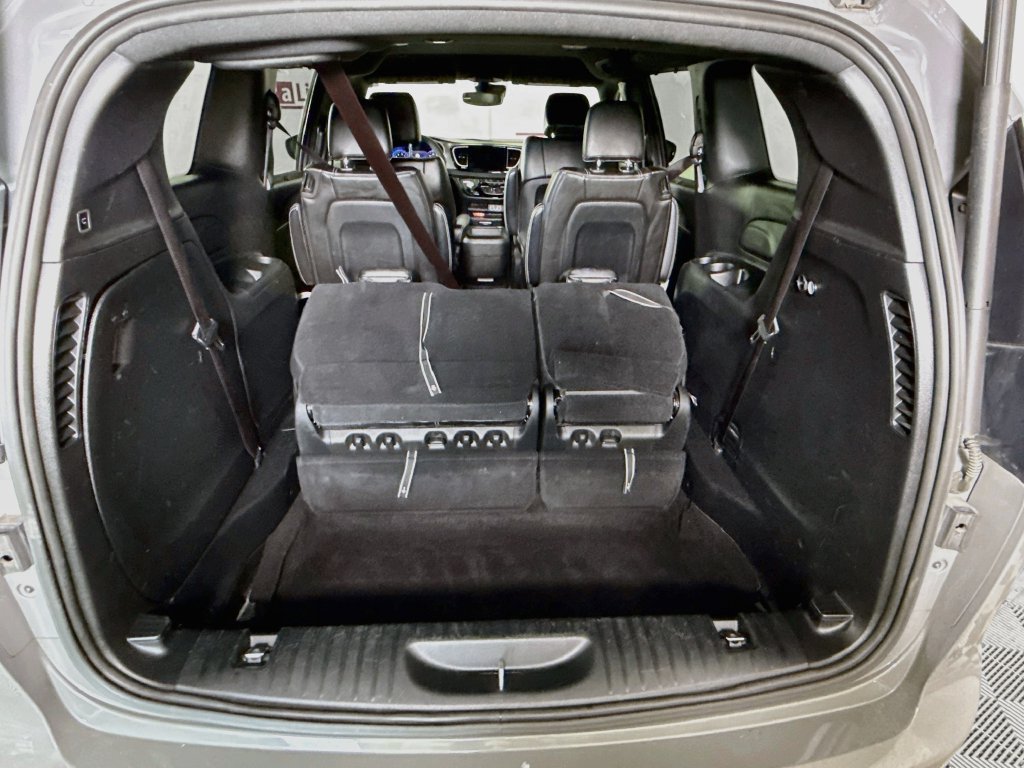 Used 2025 Chrysler Pacifica Select FWD image 29