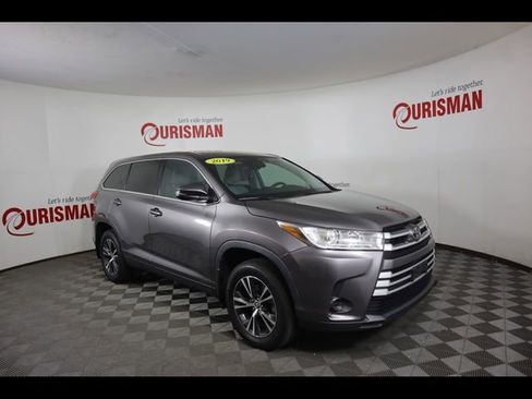Used 2019 Toyota Highlander LE AWD/4WD image 10