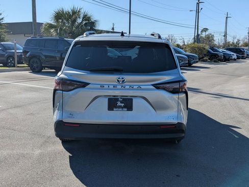 Used 2024 Toyota Sienna XLE image 7