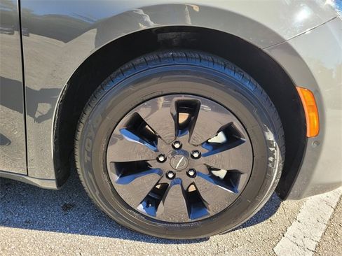 Used 2020 Chrysler Pacifica Limited w/ Advanced Safetytec Group image 27