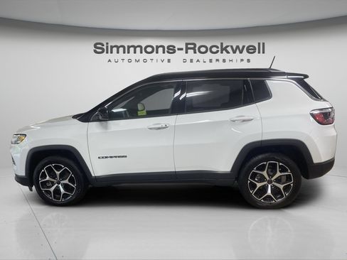 Used 2025 Jeep Compass Limited AWD/4WD image 2