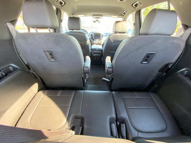 Used 2023 Chevrolet Traverse RS FWD image 18