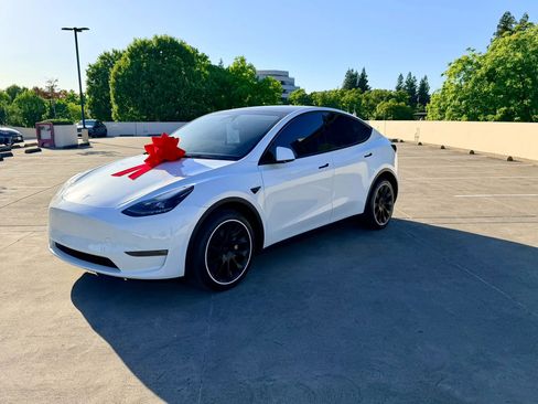 Used 2023 Tesla Model Y Long Range AWD/4WD image 13