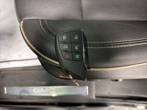 Used 2024 GMC Yukon SLT w/ SLT Luxury Package image 35