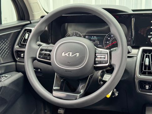 Used 2022 Kia Sorento LX image 19