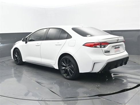 Used 2024 Toyota Corolla SE image 3
