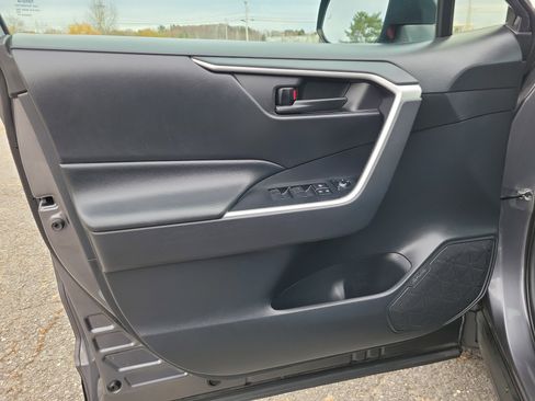 Used 2019 Toyota RAV4 LE image 15