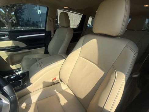 Used 2018 Toyota Highlander XLE FWD image 14