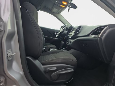 Used 2019 Jeep Cherokee Latitude w/ Cold Weather Group AWD/4WD image 18