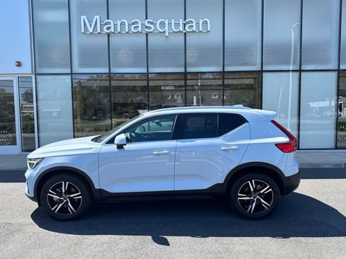 Used 2025 Volvo XC40 B5 Core AWD/4WD image 2