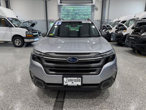Used 2025 Subaru Forester Touring AWD/4WD image 2