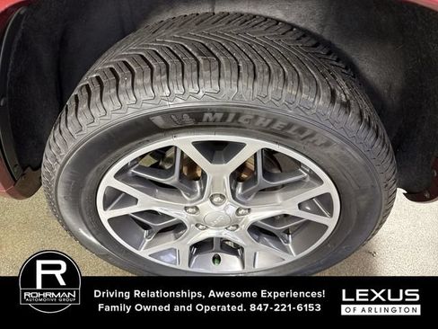 Used 2019 Jeep Grand Cherokee Overland AWD/4WD image 5