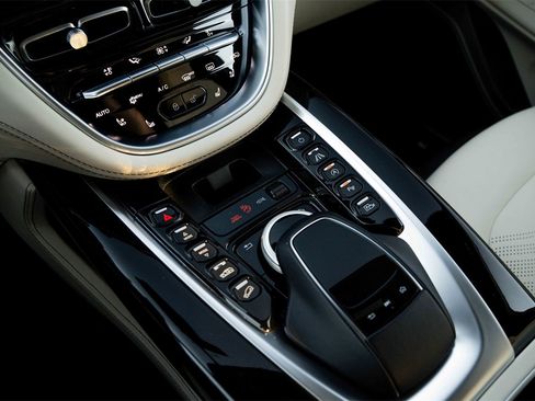 Used 2022 Aston Martin DBX image 25