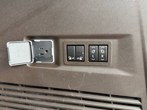 Used 2022 GMC Yukon SLT w/ SLT Luxury Package image 11