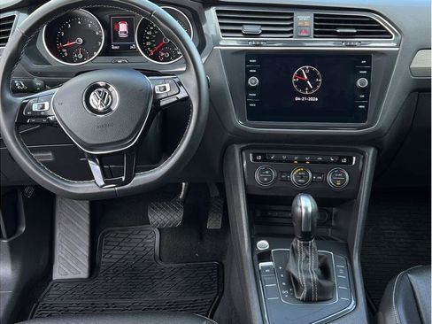 Used 2021 Volkswagen Tiguan SE FWD image 17