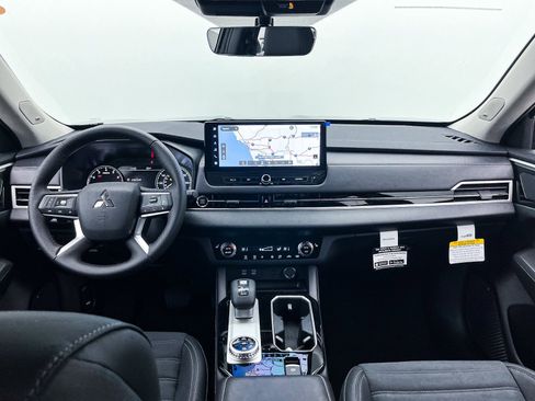 New 2025 Mitsubishi Outlander SE image 21