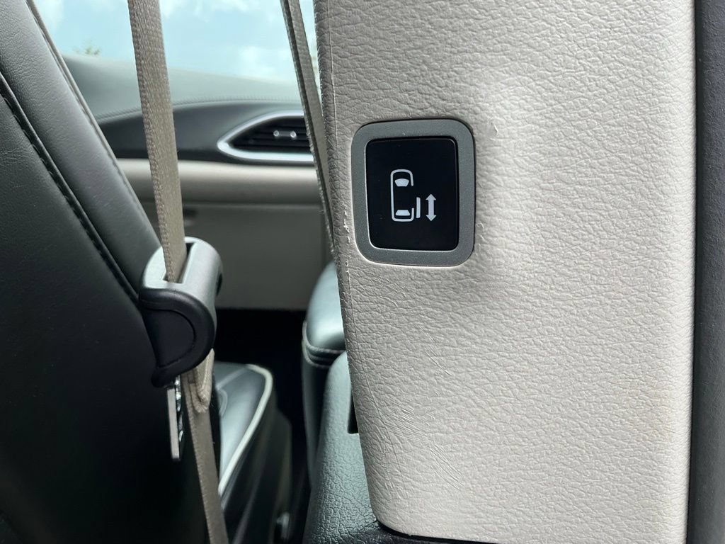Used 2023 Chrysler Pacifica Limited FWD image 25