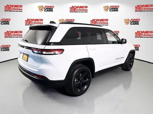 Used 2023 Jeep Grand Cherokee Altitude AWD/4WD image 16