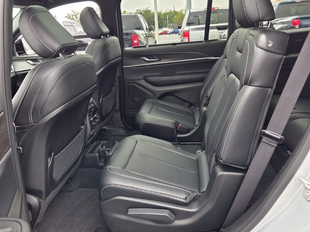 Used 2025 Jeep Grand Cherokee L Limited w/ Luxury Tech Group II AWD/4WD image 11