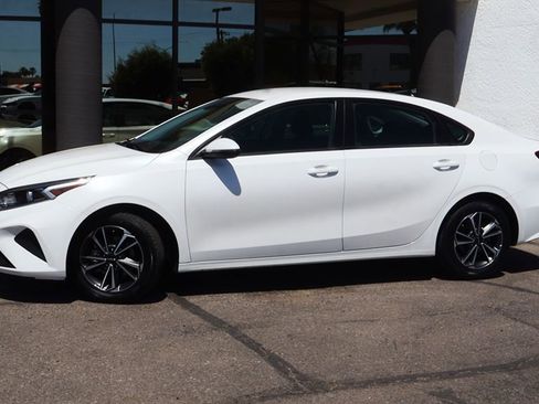 Used 2023 Kia Forte LXS w/ LXS Technology Package image 4