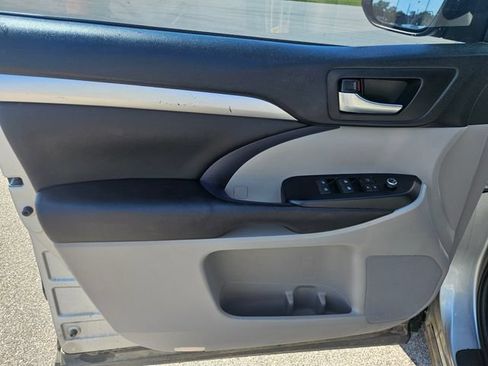 Used 2019 Toyota Highlander XLE FWD image 10
