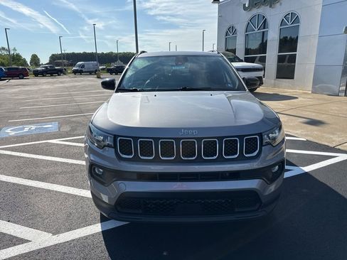 Used 2023 Jeep Compass Latitude w/ Sun and Sound Group AWD/4WD image 3