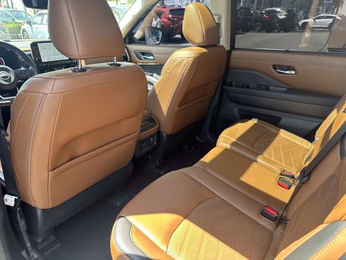 Used 2023 Nissan Pathfinder Platinum w/ Cargo Package AWD/4WD image 12