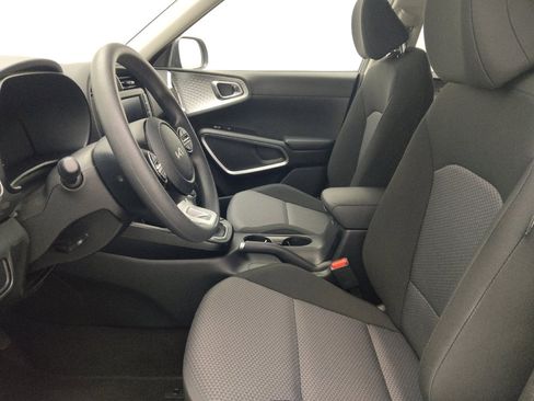 Used 2025 Kia Soul LX FWD image 17