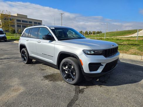 New 2025 Jeep Grand Cherokee Altitude image 1