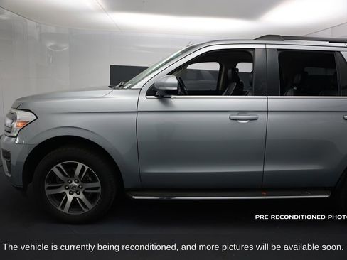 Used 2022 Ford Expedition XLT image 2