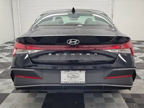 Used 2025 Hyundai Elantra SE FWD image 5
