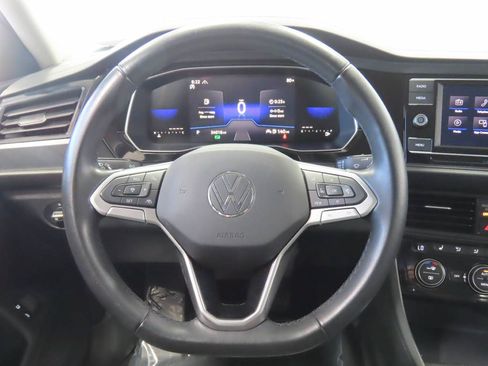 Used 2024 Volkswagen Jetta SE FWD image 9