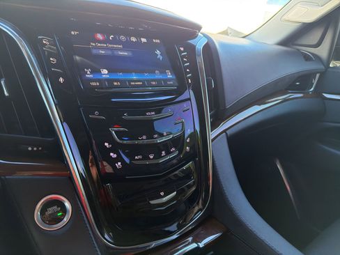 Used 2016 Cadillac Escalade Luxury image 3