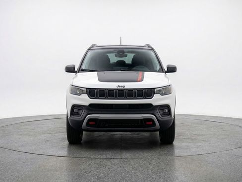 Used 2025 Jeep Compass Trailhawk AWD/4WD image 2