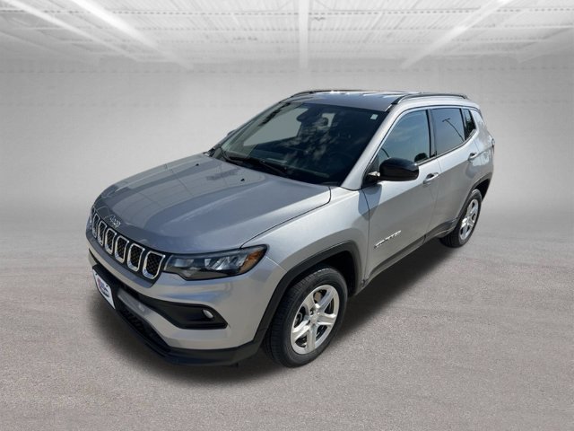 Used 2024 Jeep Compass Latitude w/ Convenience Group AWD/4WD image 2