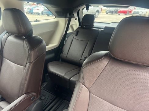 Used 2021 Toyota Sienna Platinum image 14