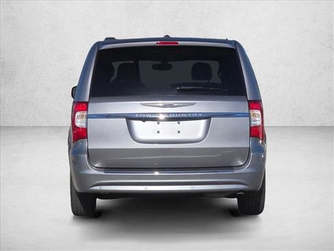 Used 2016 Chrysler Town & Country Touring-L image 6