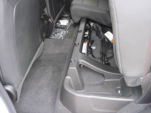 Used 2023 Chevrolet Colorado Z71 w/ Z71 Convenience Package 2 image 9