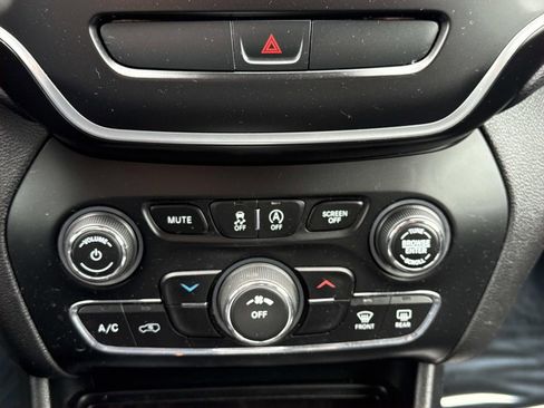 Used 2019 Jeep Cherokee Latitude Plus AWD/4WD image 12
