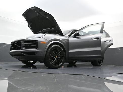 Used 2025 Porsche Cayenne image 39